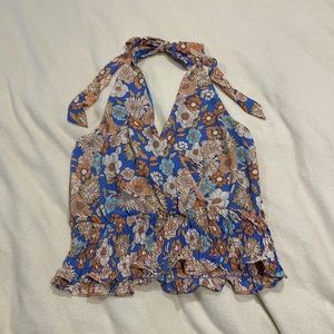 Summery blouse with a tie at the base of neck